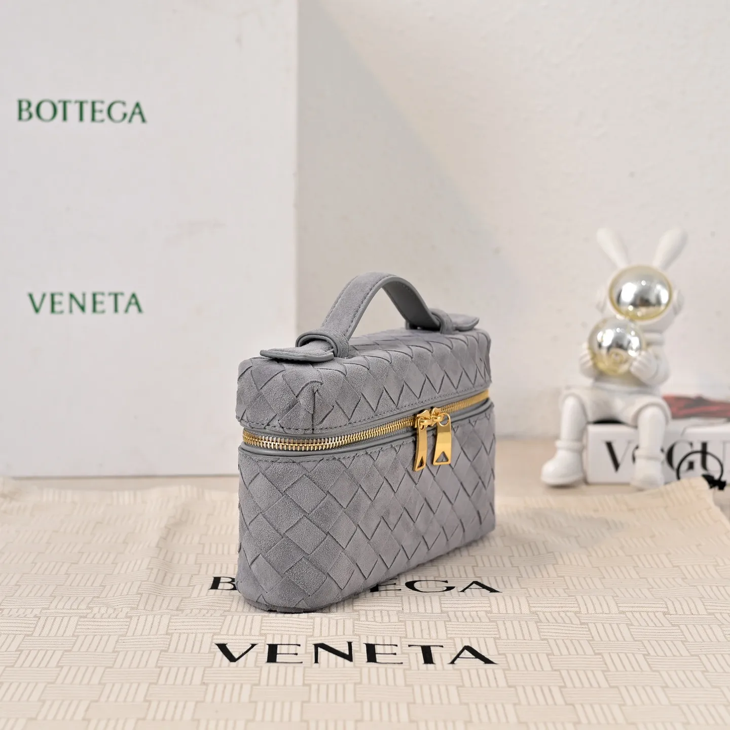 #BV’s new Vanity Case suede cosmetic bag🎈 is a super practical and stylish cosmetic bag [Fireworks], using the brand’s most classic cowhide weaving, with two-way zipper opening and closing, the overall style is retro and elegant, the top handle can be adjusted at will, the shoulder strap can be adjusted at will, the hand-held elegant temperament, cross-body casual and casual, unlocking various concave shape scenes🎬 Model: 9109 Size: 22x12.5x5 P1360